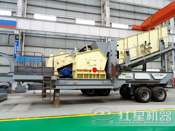 車(chē)載移動(dòng)破碎機(jī)生產(chǎn)車(chē)間，搭載反擊式破碎機(jī)