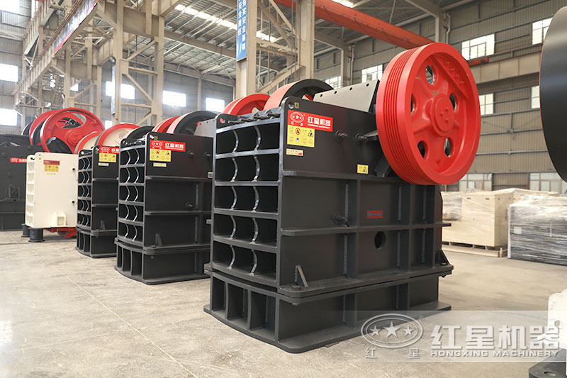 顎式破碎機型號規(guī)格多，400鄂破更受歡迎