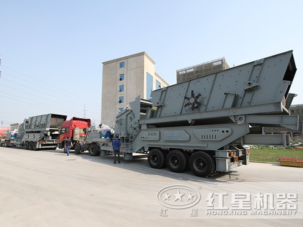 車頭牽引下正在前行的青石移動磕石機(jī)
