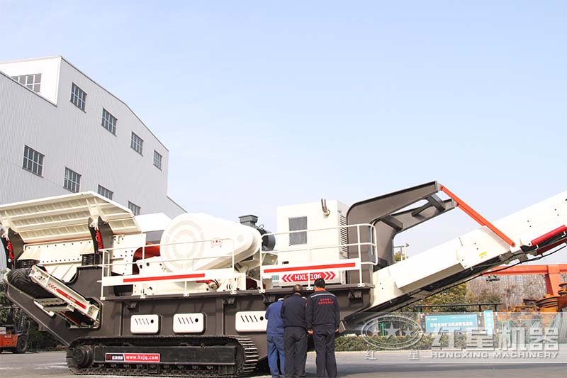 移動(dòng)顎式碎沙機(jī)檢查中、準(zhǔn)備試車