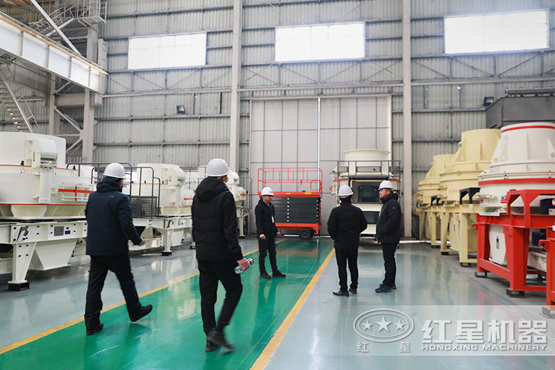 客戶在制砂機(jī)車間參觀，更多設(shè)備等你了解