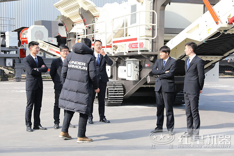 客戶來廠參觀流動粉碎機(jī)，專業(yè)團(tuán)隊一對一指導(dǎo)講解，現(xiàn)場演示