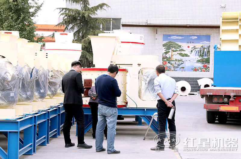 用戶來(lái)廠參觀小型破碎機(jī)