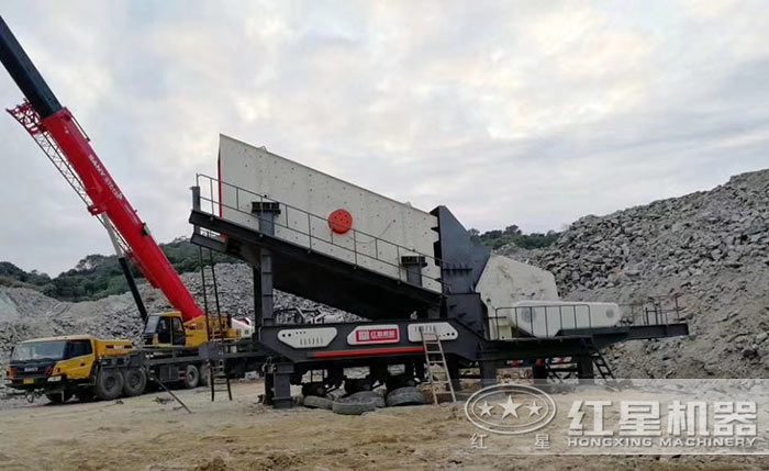 車(chē)載移動(dòng)碎石機(jī)_石料破碎機(jī)現(xiàn)場(chǎng)